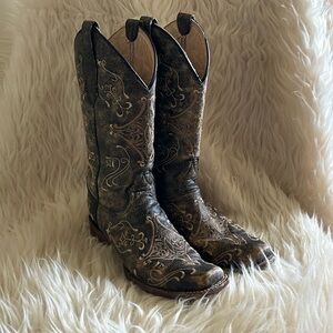 These are a Circle G distressed and embroidered boot. Size 7.5